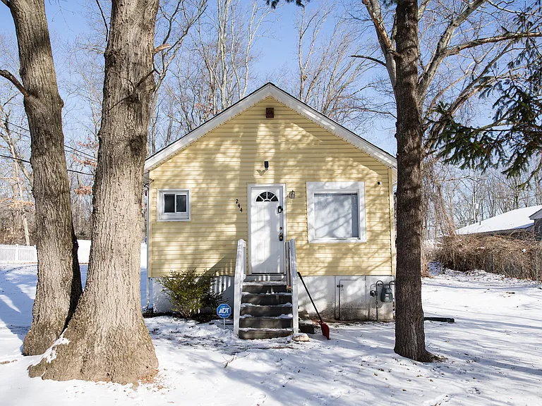 244 Nelson Ave — Photo 2
