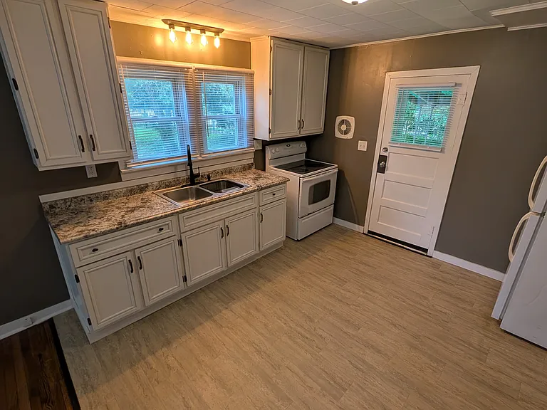 413 E Cherry St — Photo 9