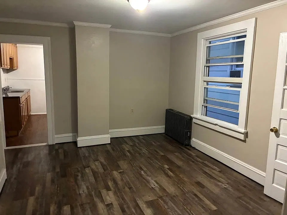3 bed, $1,100 — Photo 2