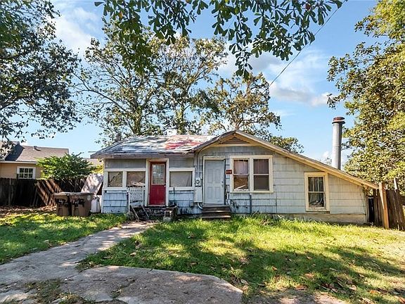 View of front of house featuring a front yard