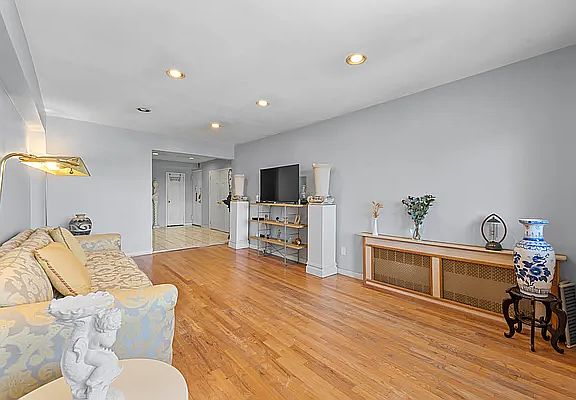 6750 Thornton Pl APT 6G, Flushing, NY 11375 | MLS #3482345 | Zillow