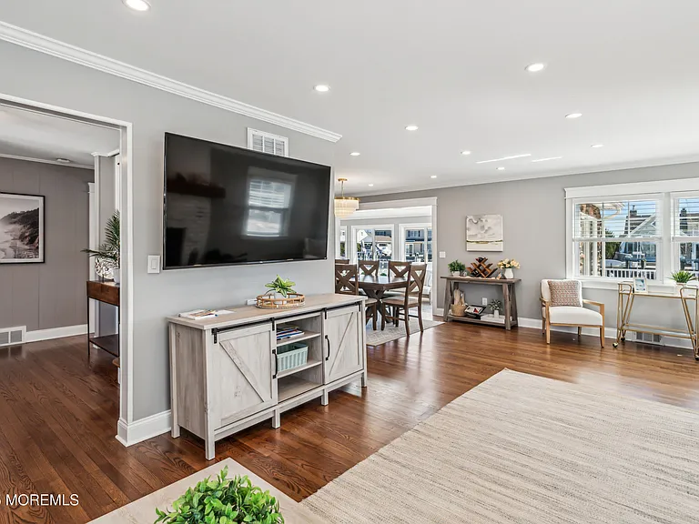 242 Curtis Point Dr — Photo 9