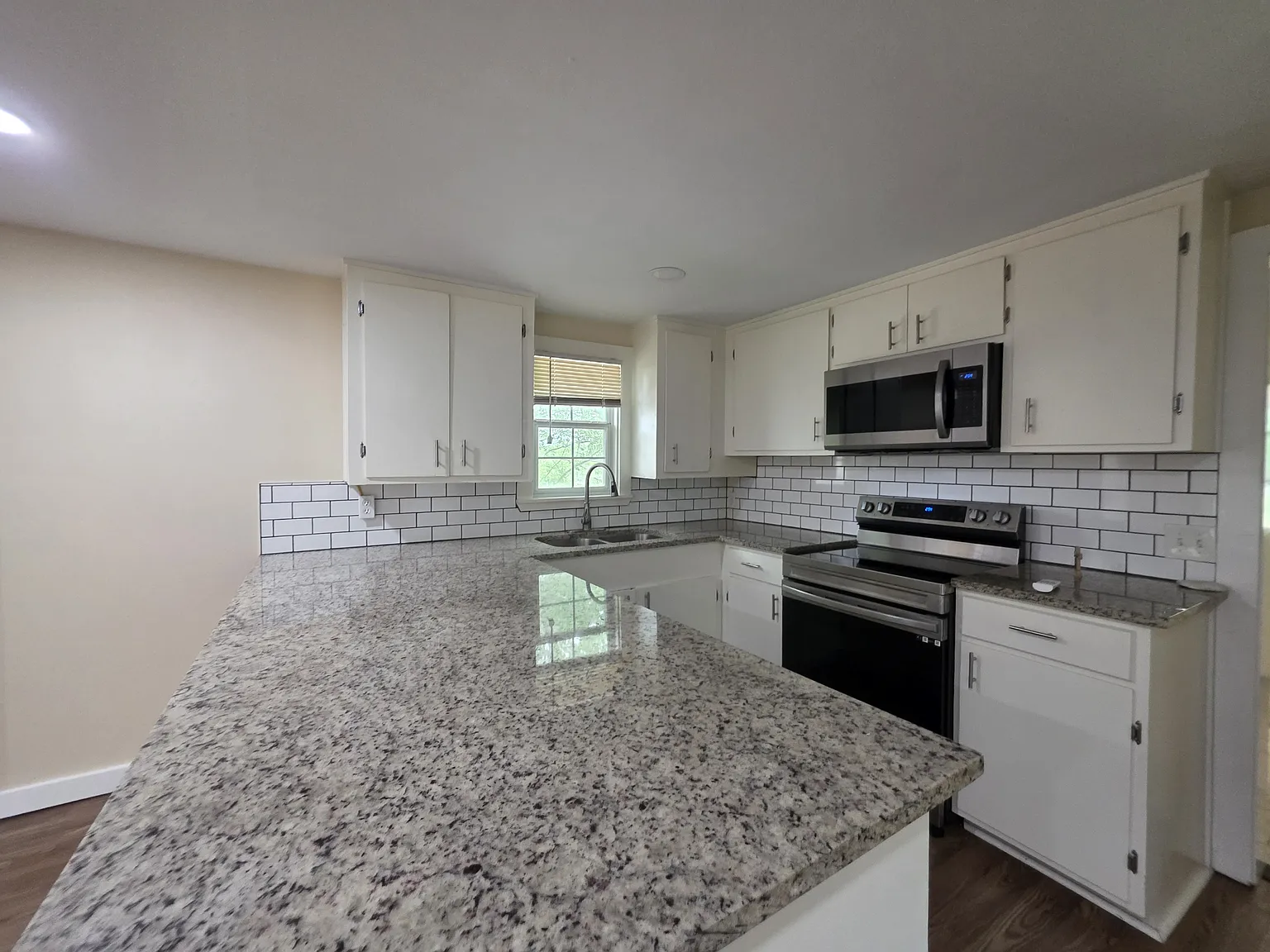 26039 - 1116 East Cameron Avenue - 1 — Photo 4