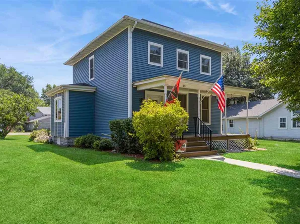 105 S Clark St, Winfield, IA 52659