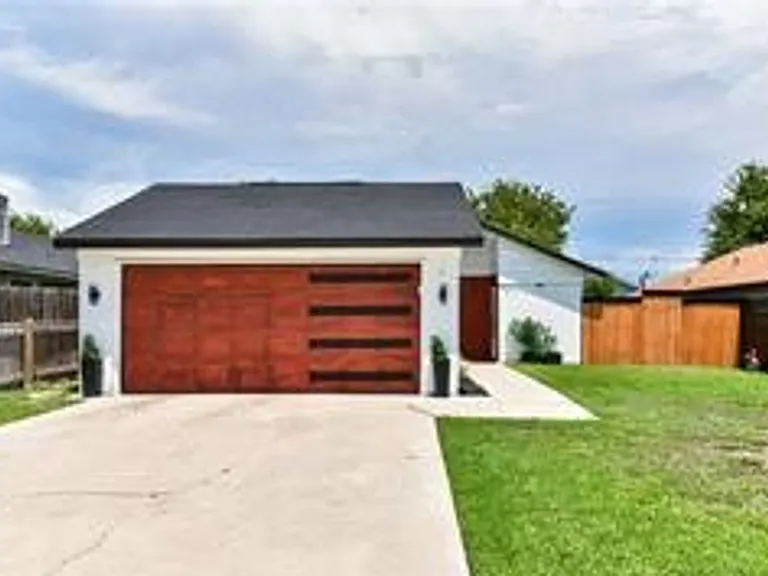 2203 Coach Dr — Photo 1