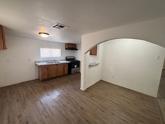 2nd image of 113 Roosevelt St