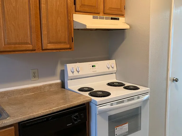 Sunset Grove Apartments — Photo 30