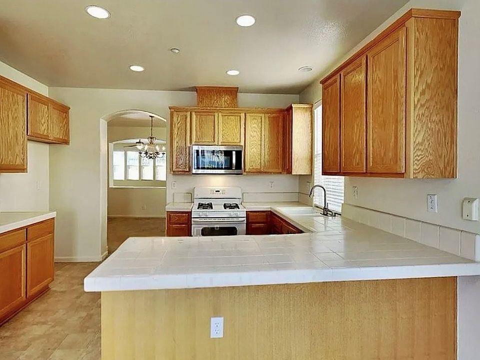1st image of 1740 Farnham Ave