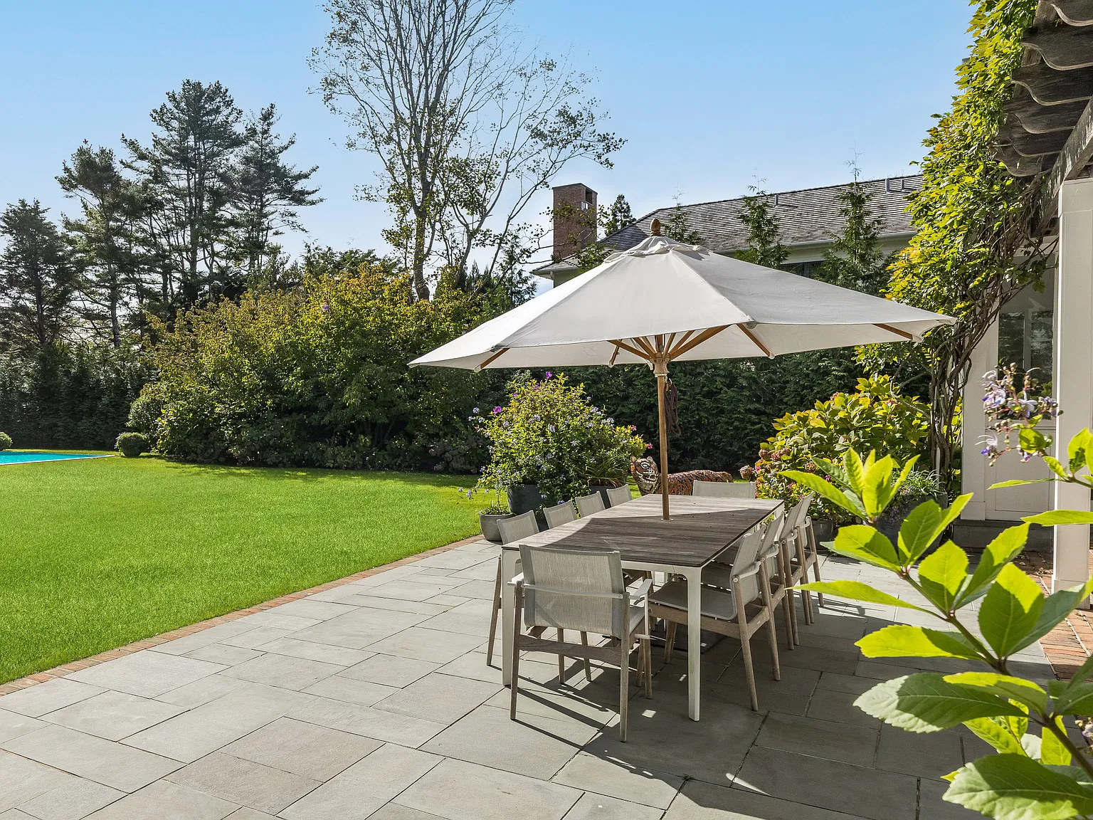 Long Flag Lot in East Hampton Village — Photo 4