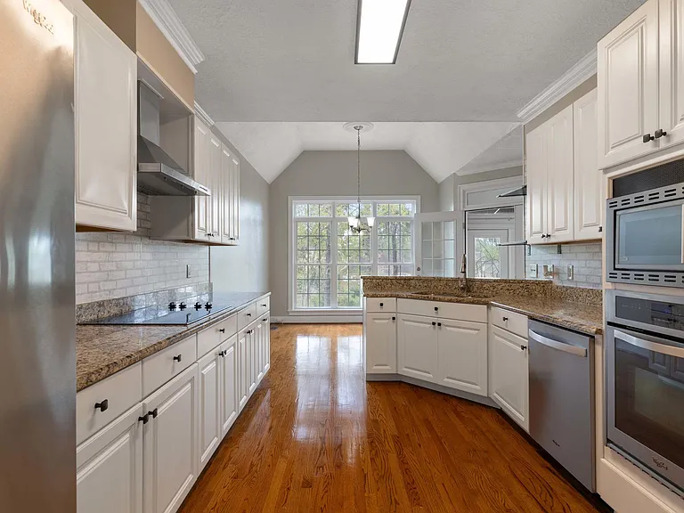 806 Willow Lake Dr — Photo 6