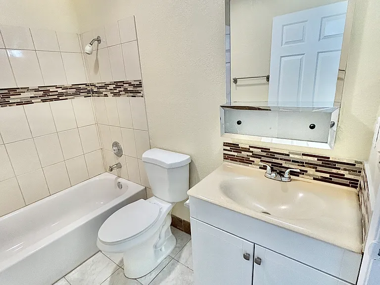 1160 N Broadway #14 — Photo 18