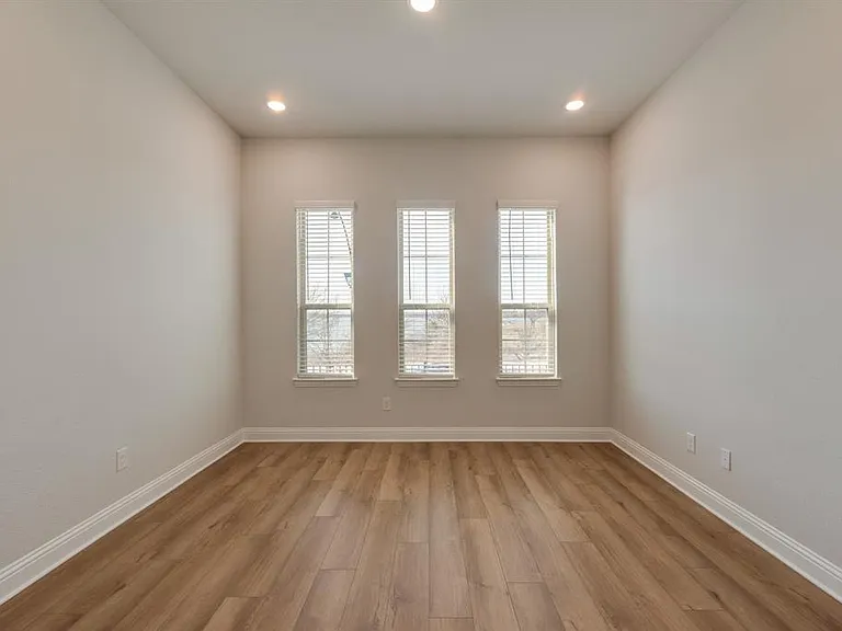 7005 Sunset Blvd — Photo 15