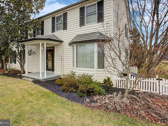 5th image of 347 Leedy Way E