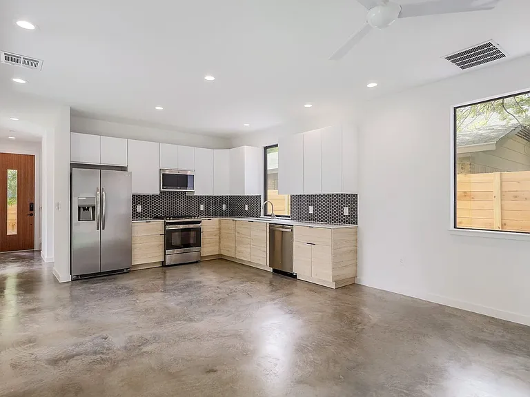 2104 Columbia Cv #B — Photo 5