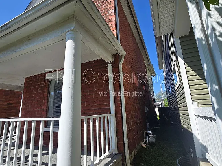 153 S Cypress Ave — Photo 2