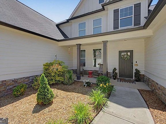 2nd image of 467 Longwood Pl