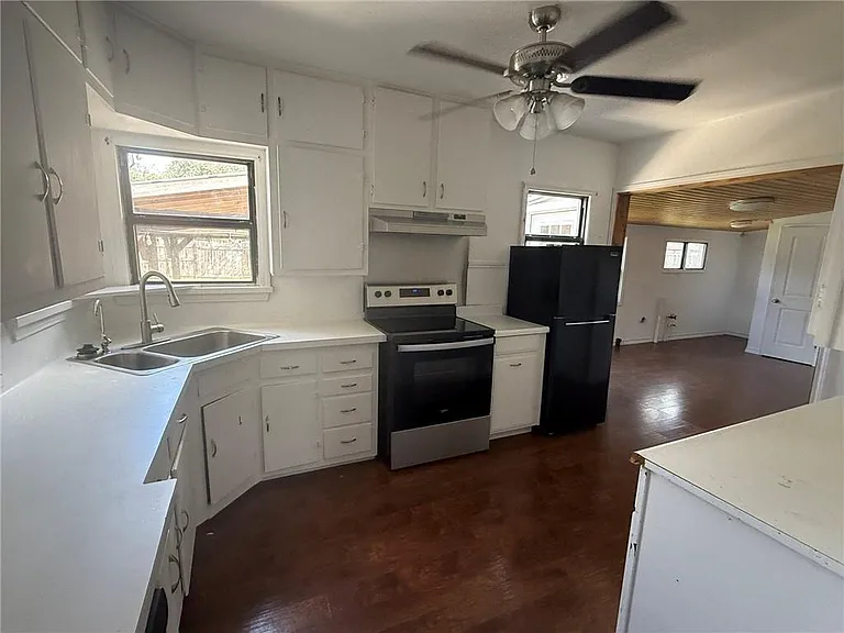 822 E Warren Ave — Photo 3