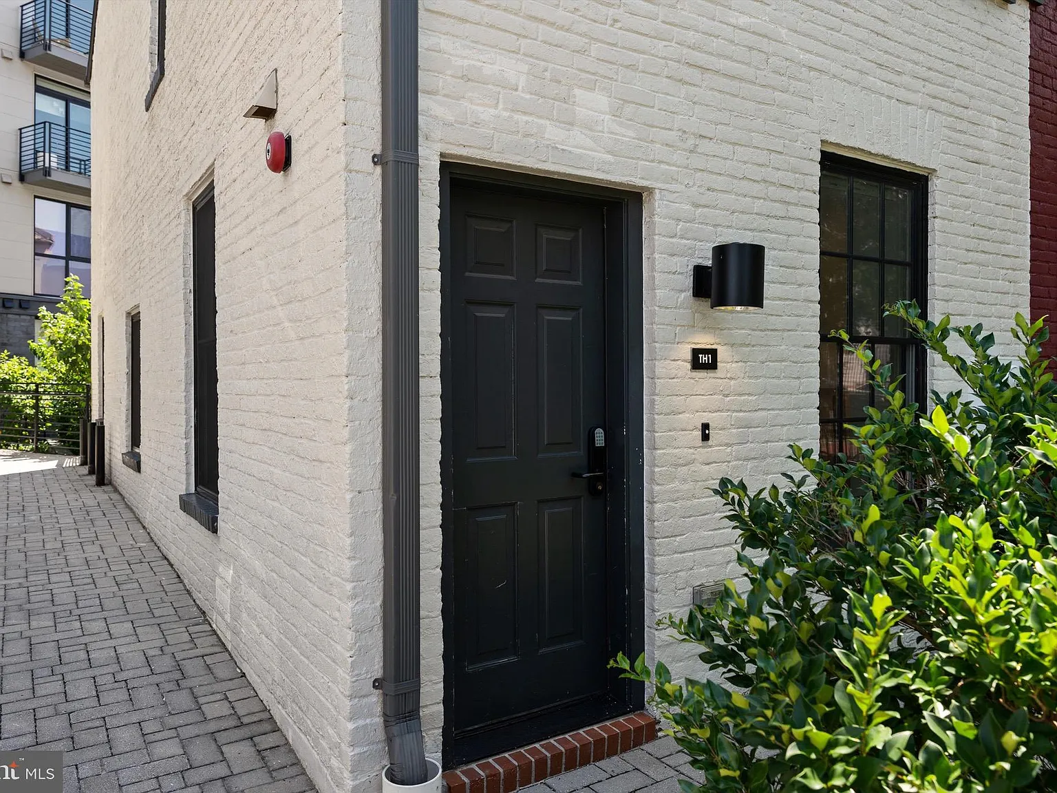 2 bed, 1356 sqft, $3,650 — Photo 2