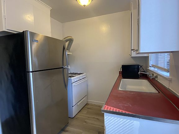 2nd image of 556 El Camino Real #2