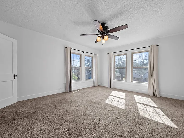 210 E Dobbs St — Photo 31