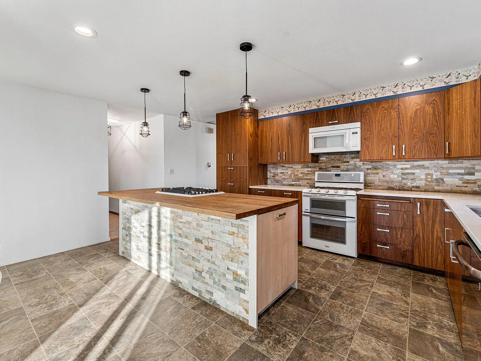 3 bed, 1.5 bath, 1620 sqft, $2,700 — Photo 4