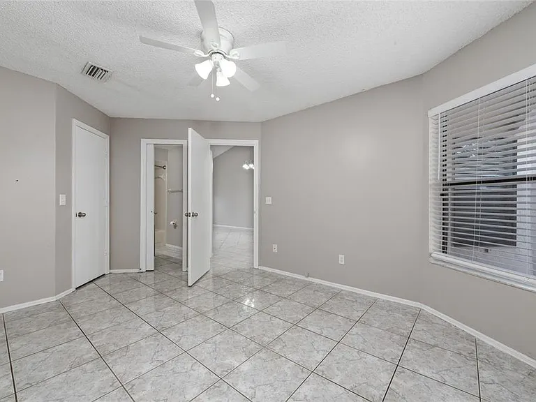 140 Lakepointe Cir — Photo 9