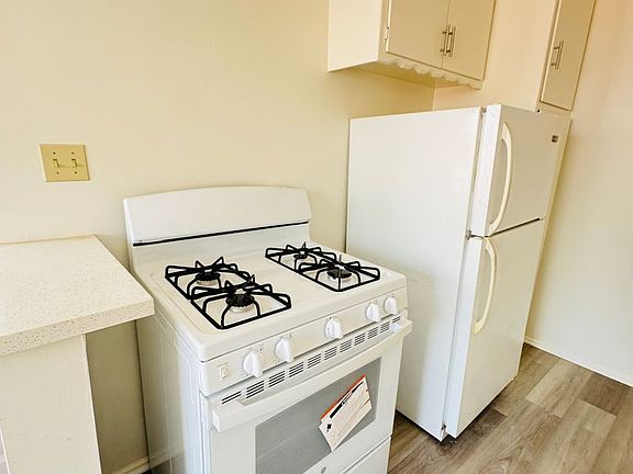 5th image of 1049 N Mariposa Ave APT 4