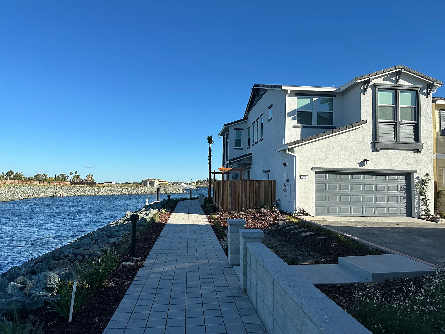 727 Windward Ct — Photo 2