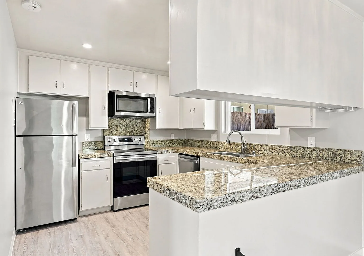 935 Castlewood Dr — Photo 3