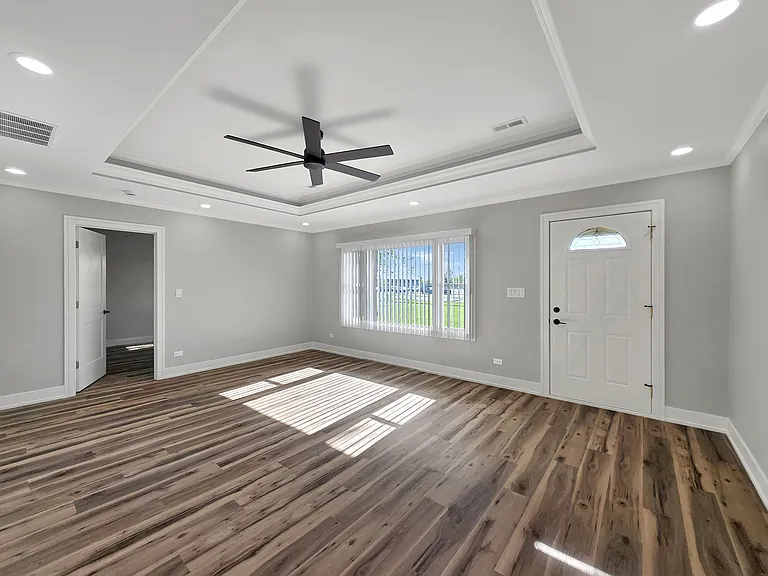 1912 Lawrence Ave — Photo 8