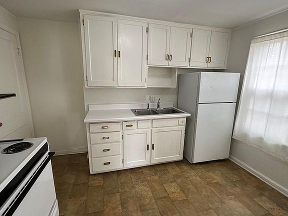 Kitchen: Electric Range & Oven Garbage disposal