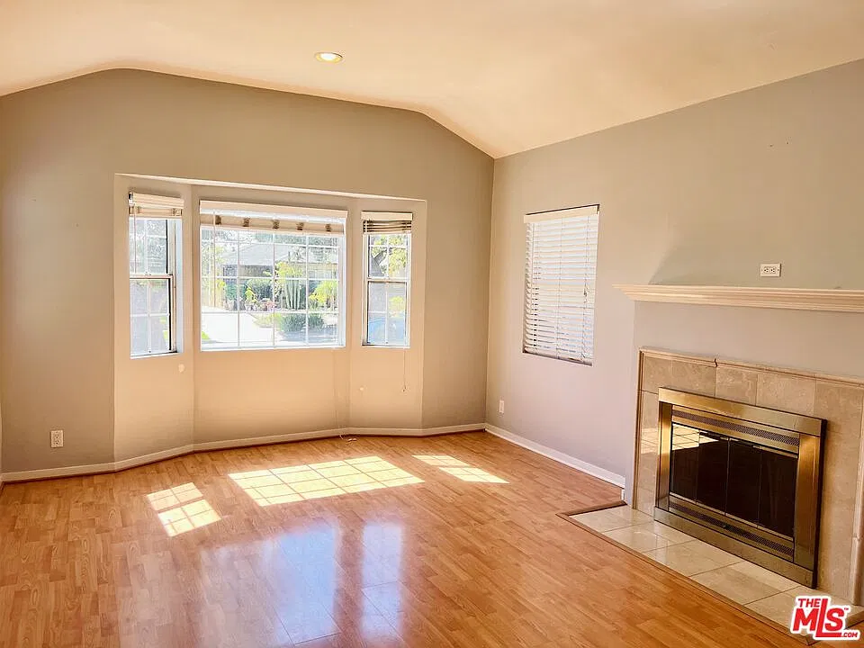 2 bed, 2.0 bath, 1185 sqft, $3,300 — Photo 3