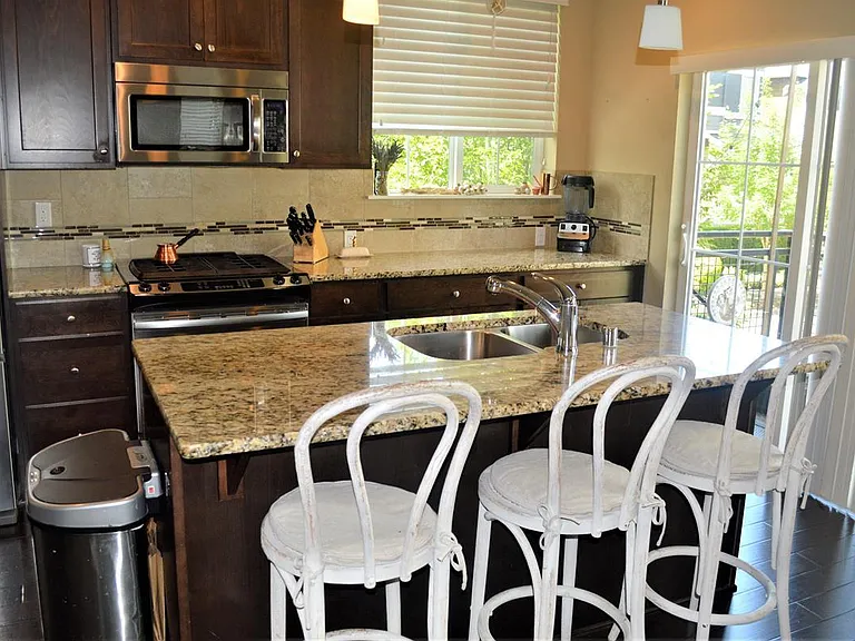 301 NE Eaton Ln — Photo 6