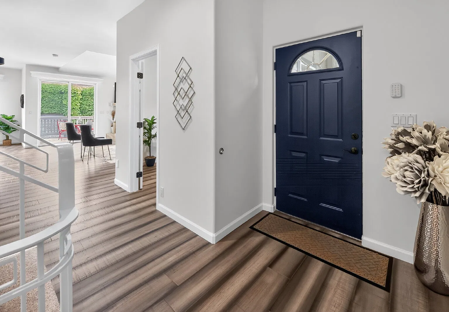 Just Remodeled! Minutes to downtown Kirkland 3 bedroom 3.5 bath! — Photo 3