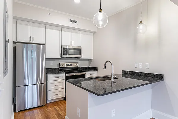 2 bed, 1.0 bath, 721 sqft, $1,700 — Photo 4
