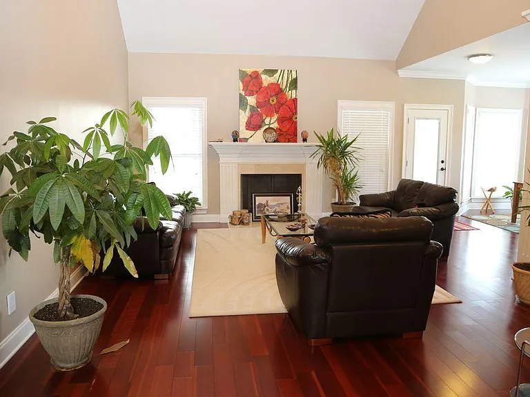 Wellesley Dr — Photo 1