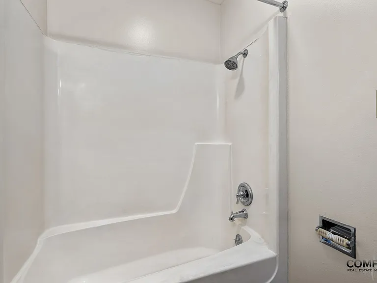 417 Washington St Apartments — Photo 13