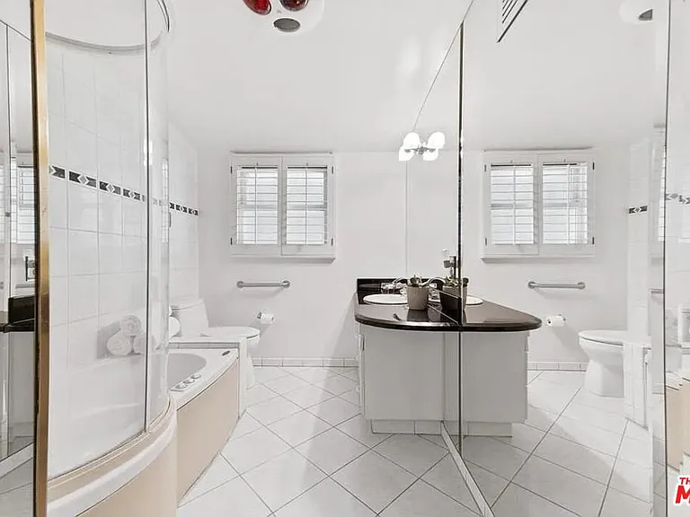 4363 Hayvenhurst Ave — Photo 18