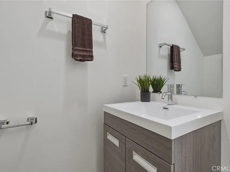 1301 Tamarind Ave — Photo 4