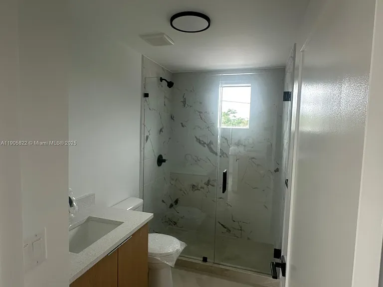 5423 NE Miami Ct #7 — Photo 11
