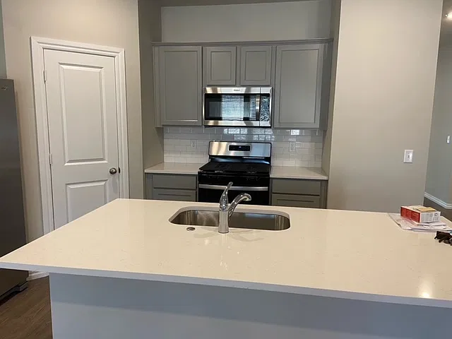 4 bed, 1831 sqft, $2,085 — Photo 2