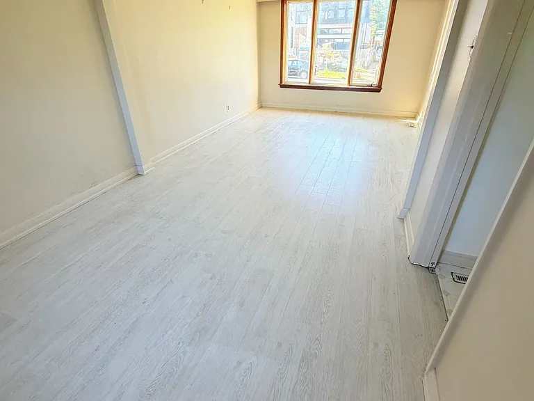 481 Hounslow Ave — Photo 3