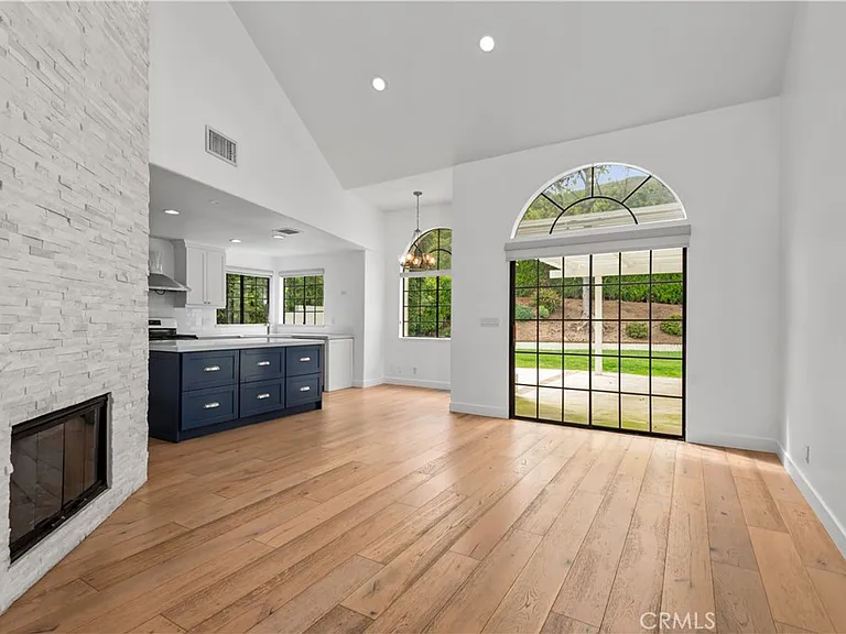 729 Maywood Ct — Photo 8
