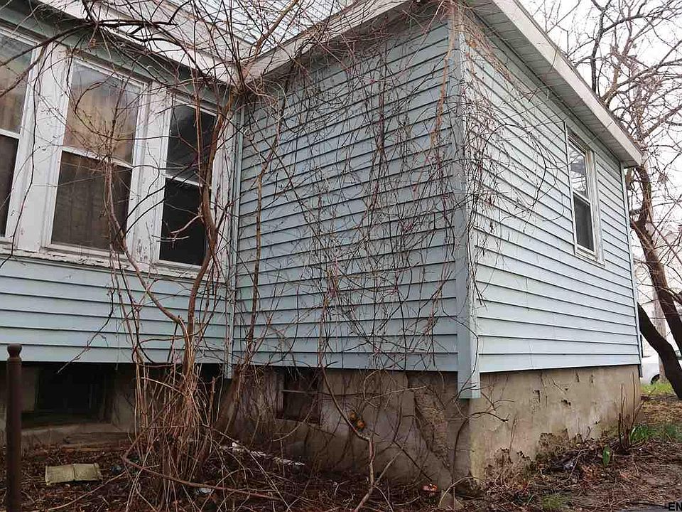 2nd image of 25 Grant Ave