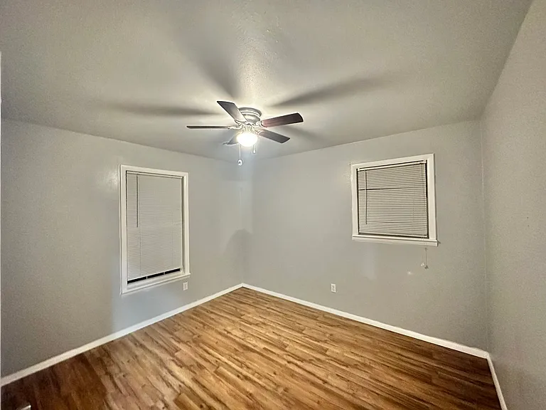 1604 Summit St — Photo 6