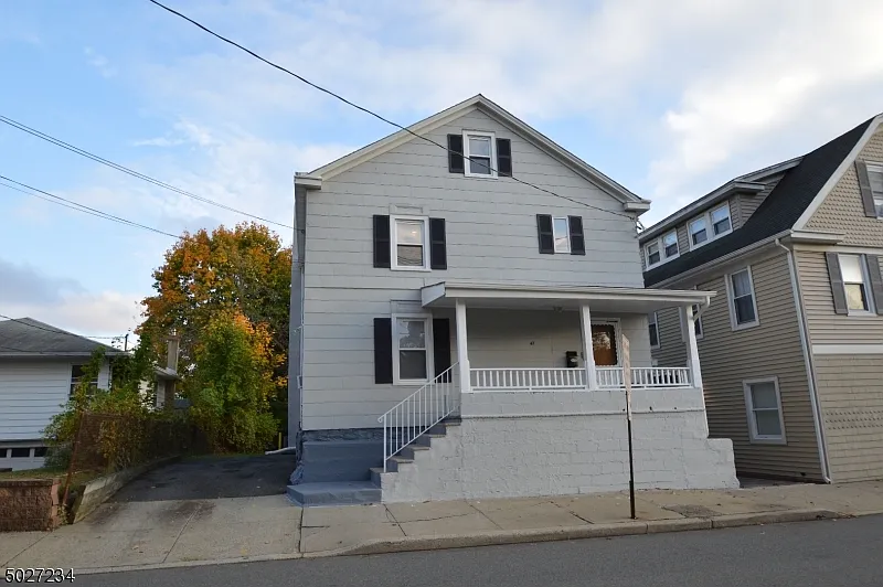 42 Maple Ave photo 1