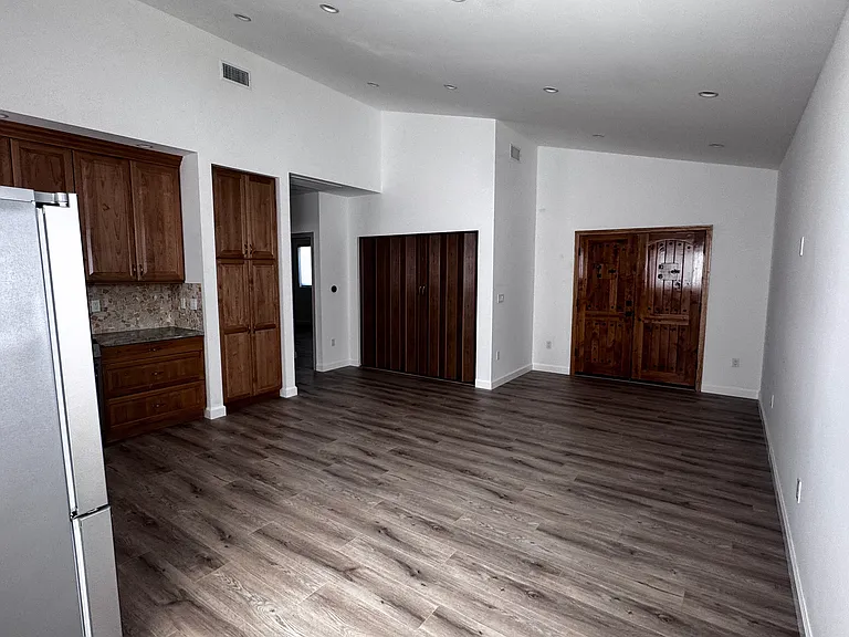913 E Verdugo Ave — Photo 6