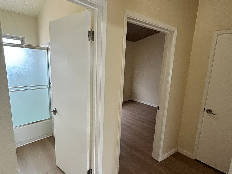 582 Mariposa Ave #5 — Photo 7