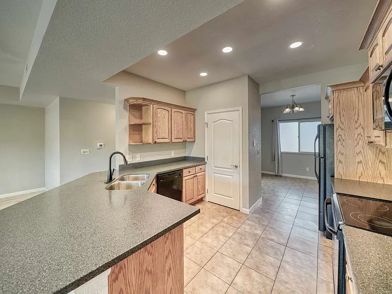 105 M And M Ln #2B — Photo 11