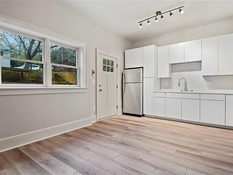 940 Saint Charles Ave NE #C — Photo 5